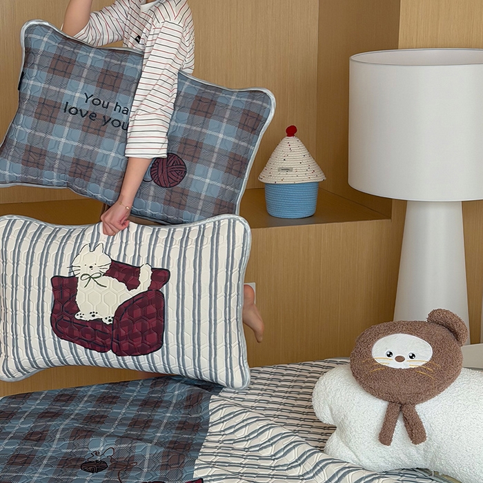 91家纺网 家纺一手货源 找家纺 RYB红黄兰 2026新款ins设计师原创款大版冰皮凉感水洗乳胶加厚6mm凉席三件套 小白的毛线