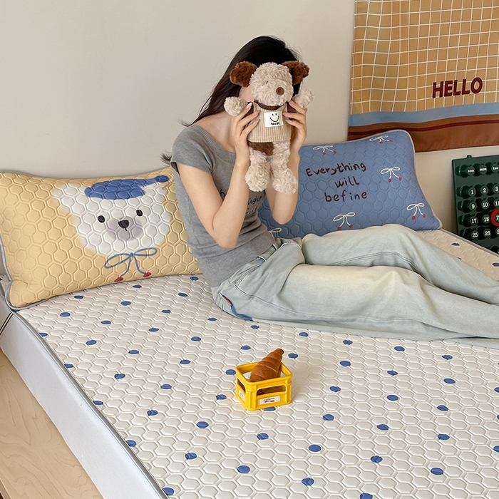 91家纺网 家纺一手货源 找家纺 RYB红黄兰 2026新款ins设计师原创款大版冰皮凉感水洗乳胶加厚6mm凉席三件套 波点熊仔