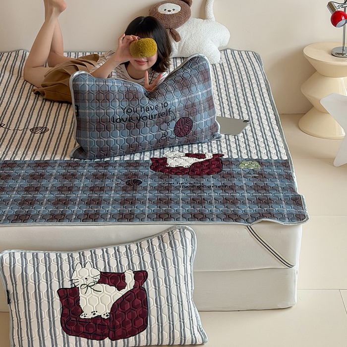 91家纺网 家纺一手货源 找家纺 RYB红黄兰 2026新款ins设计师原创款大版冰皮凉感水洗乳胶加厚6mm凉席三件套 小白的毛线