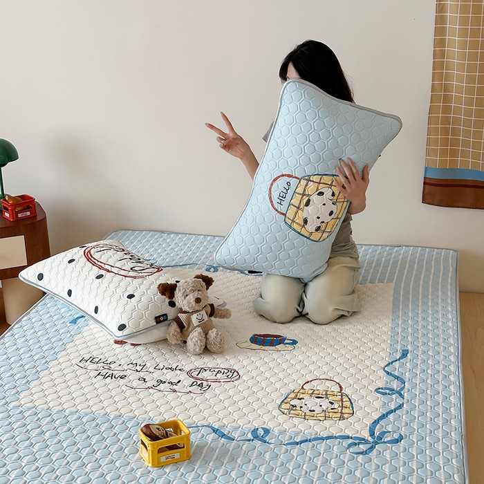 91家纺网 家纺一手货源 找家纺 RYB红黄兰 2026新款ins设计师原创款大版冰皮凉感水洗乳胶加厚6mm凉席三件套 狗狗日记