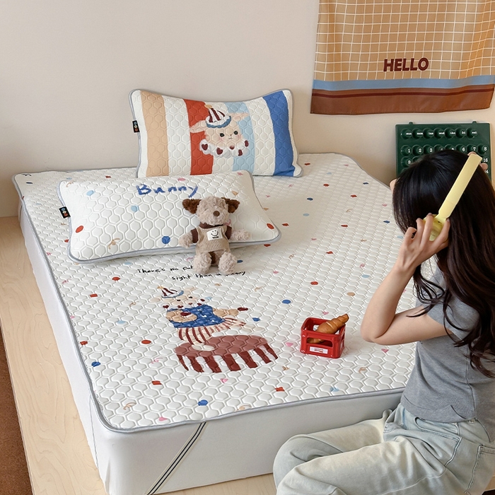 91家纺网 家纺一手货源 找家纺 RYB红黄兰 2026新款ins设计师原创款大版冰皮凉感水洗乳胶加厚6mm凉席三件套 马戏团小兔