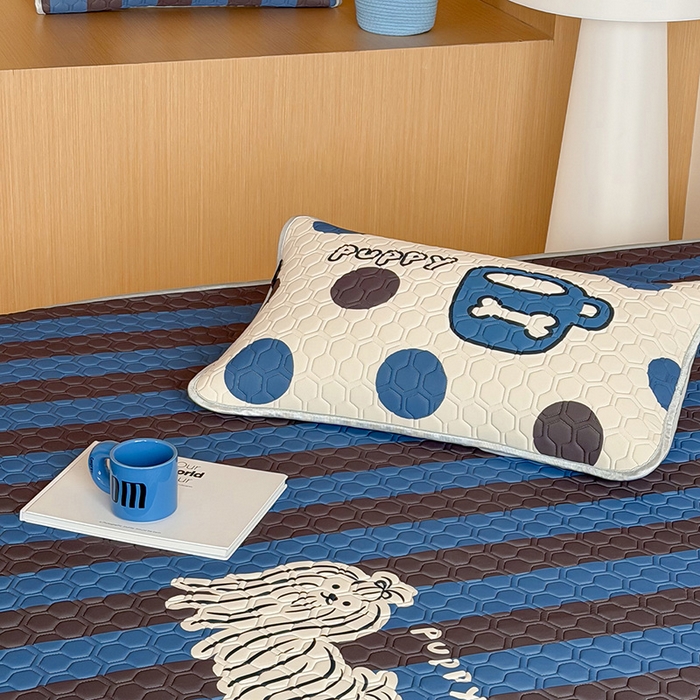 91家纺网 家纺一手货源 找家纺 RYB红黄兰 2026新款ins设计师原创款大版冰皮凉感水洗乳胶加厚6mm凉席三件套 蓝条哈吉米