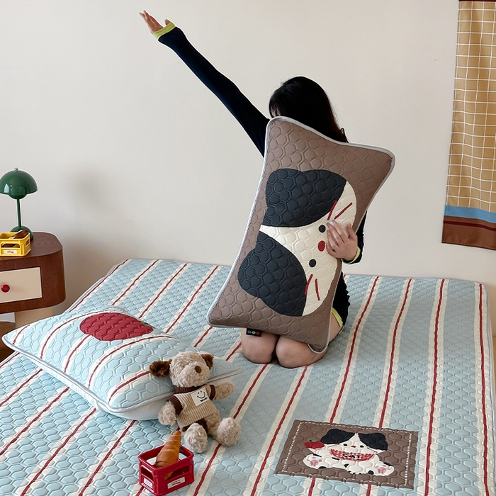 91家纺网 家纺一手货源 找家纺 RYB红黄兰 2026新款ins设计师原创款大版冰皮凉感水洗乳胶加厚6mm凉席三件套 苹果小黑猫