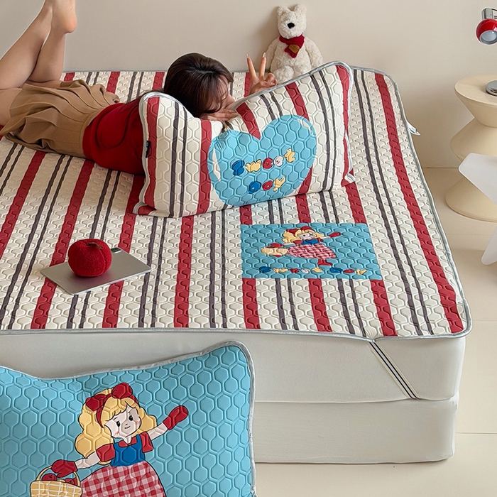 91家纺网 家纺一手货源 找家纺 RYB红黄兰 2026新款ins设计师原创款大版冰皮凉感水洗乳胶加厚6mm凉席三件套 萝莉心心