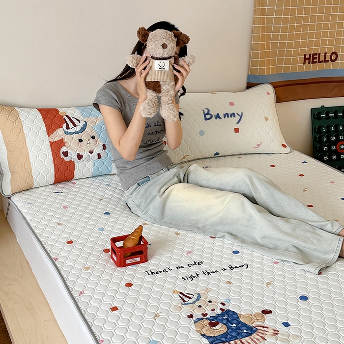 91家纺网 家纺一手货源 找家纺 RYB红黄兰 2026新款ins设计师原创款大版冰皮凉感水洗乳胶加厚6mm凉席三件套 马戏团小兔