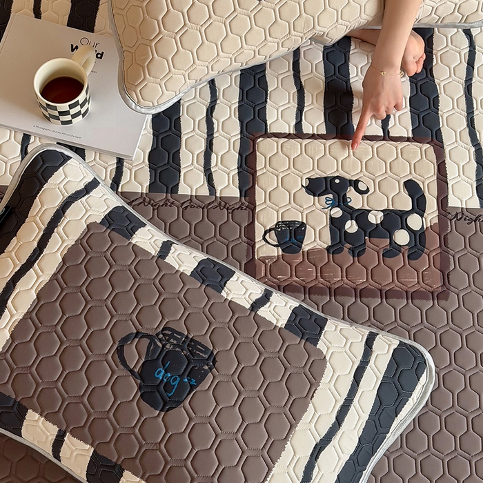 91家纺网 家纺一手货源 找家纺 RYB红黄兰 2026新款ins设计师原创款大版冰皮凉感水洗乳胶加厚6mm凉席三件套 小黑的咖啡