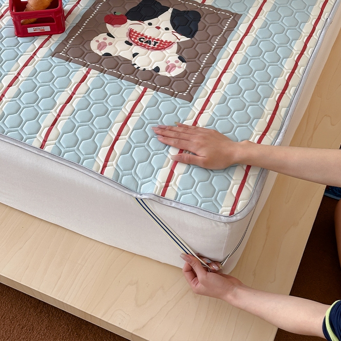 91家纺网 家纺一手货源 找家纺 RYB红黄兰 2026新款ins设计师原创款大版冰皮凉感水洗乳胶加厚6mm凉席三件套 苹果小黑猫