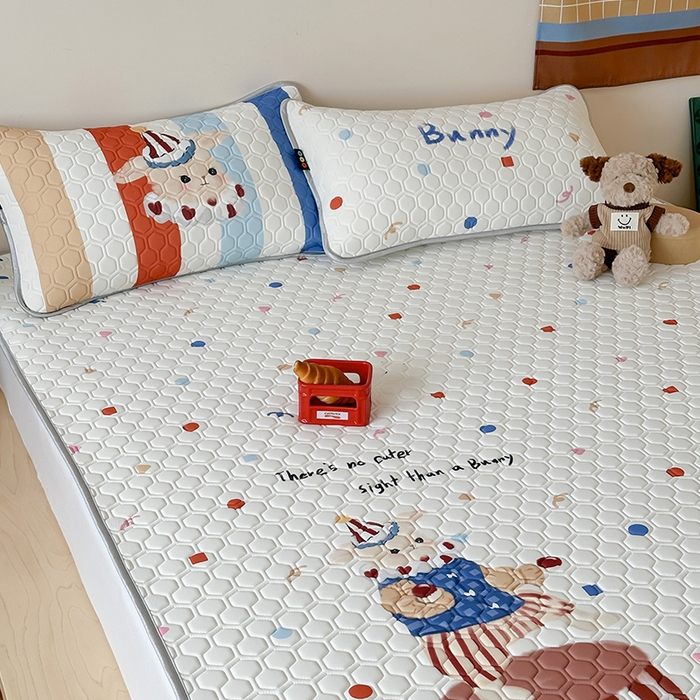 91家纺网 家纺一手货源 找家纺 RYB红黄兰 2026新款ins设计师原创款大版冰皮凉感水洗乳胶加厚6mm凉席三件套 马戏团小兔