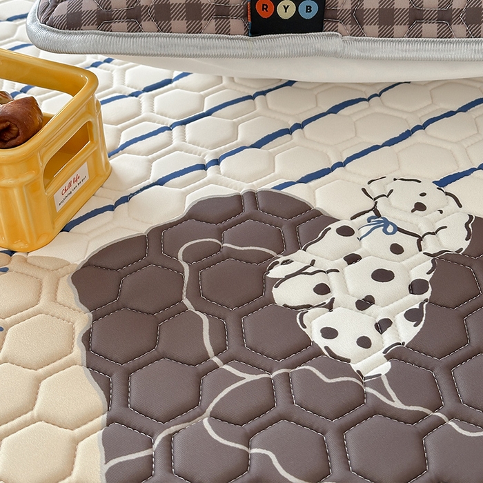 91家纺网 家纺一手货源 找家纺 RYB红黄兰 2026新款ins设计师原创款大版冰皮凉感水洗乳胶加厚6mm凉席三件套 沙发小狗