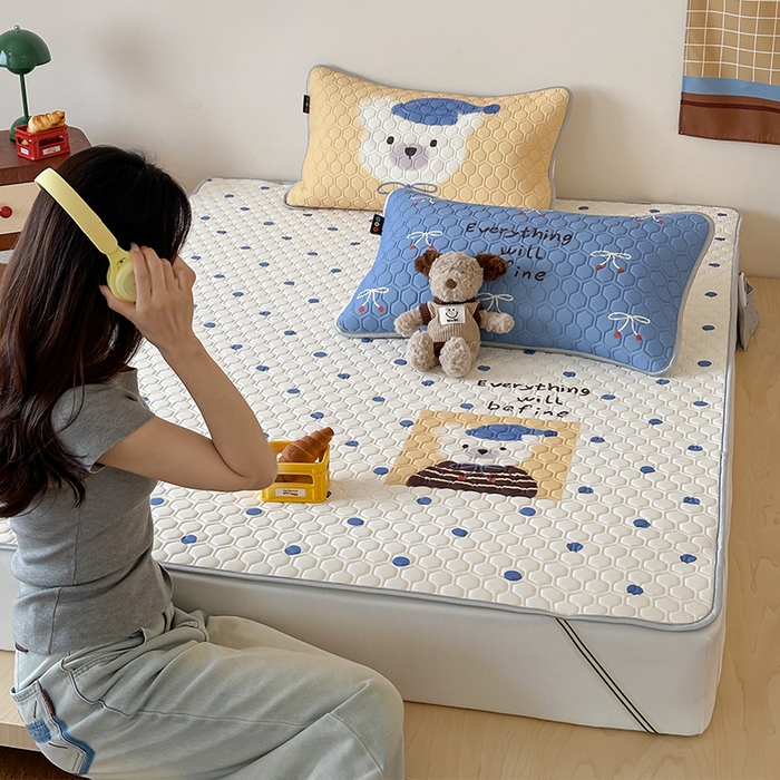 91家纺网 家纺一手货源 找家纺 RYB红黄兰 2026新款ins设计师原创款大版冰皮凉感水洗乳胶加厚6mm凉席三件套 波点熊仔