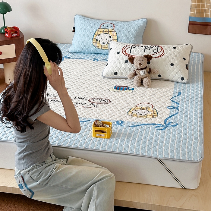 91家纺网 家纺一手货源 找家纺 RYB红黄兰 2026新款ins设计师原创款大版冰皮凉感水洗乳胶加厚6mm凉席三件套 狗狗日记