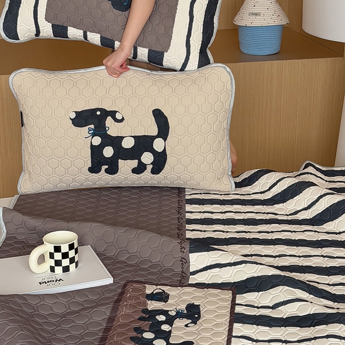 91家纺网 家纺一手货源 找家纺 RYB红黄兰 2026新款ins设计师原创款大版冰皮凉感水洗乳胶加厚6mm凉席三件套 小黑的咖啡