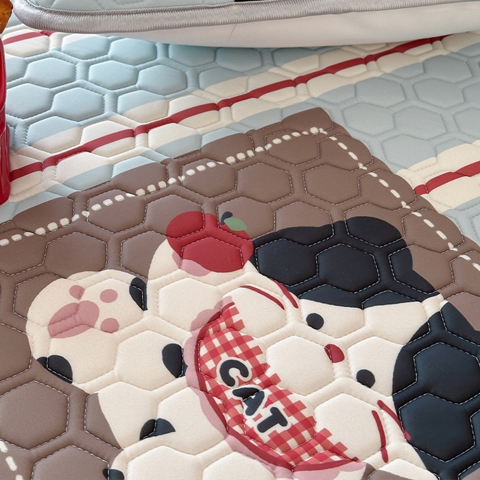 91家纺网 家纺一手货源 找家纺 RYB红黄兰 2026新款ins设计师原创款大版冰皮凉感水洗乳胶加厚6mm凉席三件套 苹果小黑猫