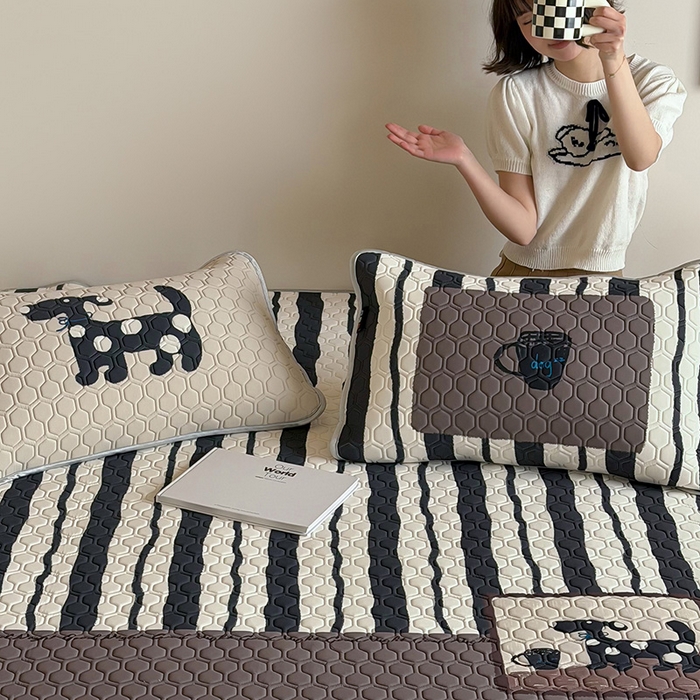 91家纺网 家纺一手货源 找家纺 RYB红黄兰 2026新款ins设计师原创款大版冰皮凉感水洗乳胶加厚6mm凉席三件套 小黑的咖啡