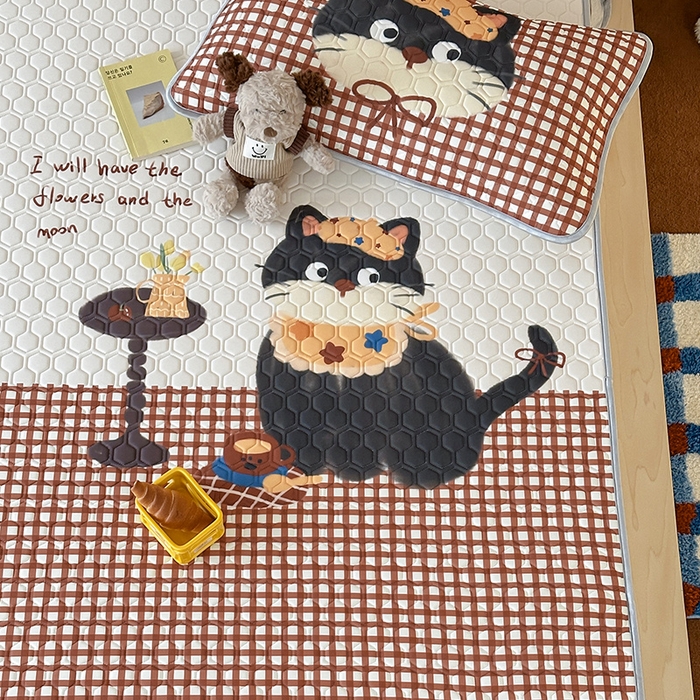 91家纺网 家纺一手货源 找家纺 RYB红黄兰 2026新款ins设计师原创款大版冰皮凉感水洗乳胶加厚6mm凉席三件套 红格猫咪