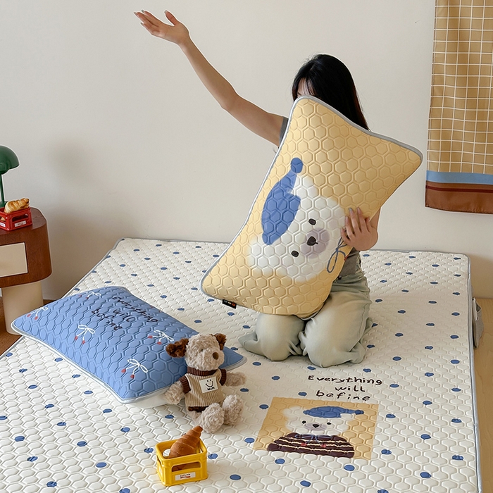 91家纺网 家纺一手货源 找家纺 RYB红黄兰 2026新款ins设计师原创款大版冰皮凉感水洗乳胶加厚6mm凉席三件套 波点熊仔