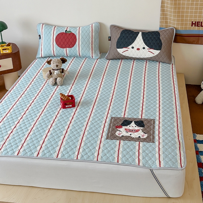 91家纺网 家纺一手货源 找家纺 RYB红黄兰 2026新款ins设计师原创款大版冰皮凉感水洗乳胶加厚6mm凉席三件套 苹果小黑猫