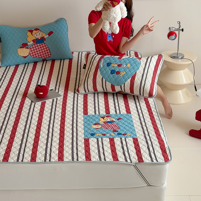 91家纺网 家纺一手货源 找家纺 RYB红黄兰 2026新款ins设计师原创款大版冰皮凉感水洗乳胶加厚6mm凉席三件套 萝莉心心