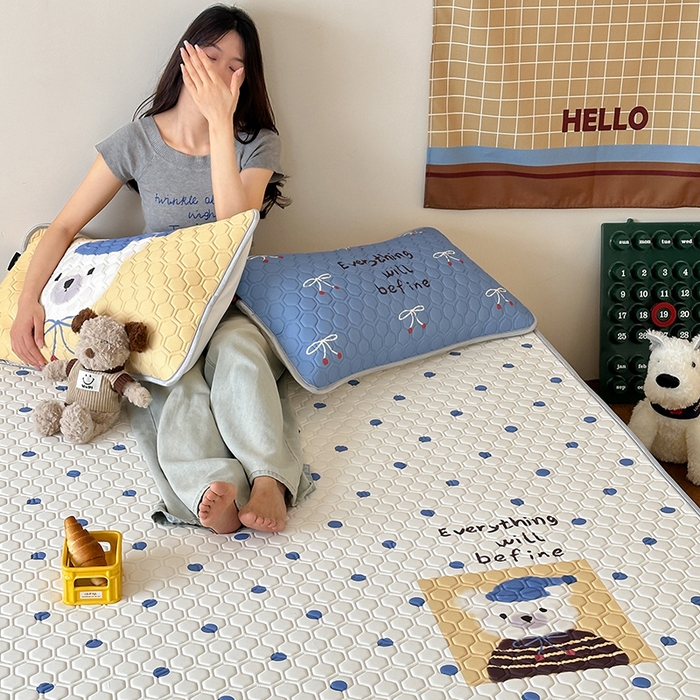 91家纺网 家纺一手货源 找家纺 RYB红黄兰 2026新款ins设计师原创款大版冰皮凉感水洗乳胶加厚6mm凉席三件套 波点熊仔