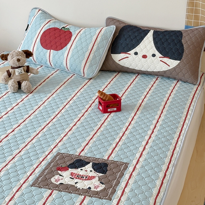 91家纺网 家纺一手货源 找家纺 RYB红黄兰 2026新款ins设计师原创款大版冰皮凉感水洗乳胶加厚6mm凉席三件套 苹果小黑猫