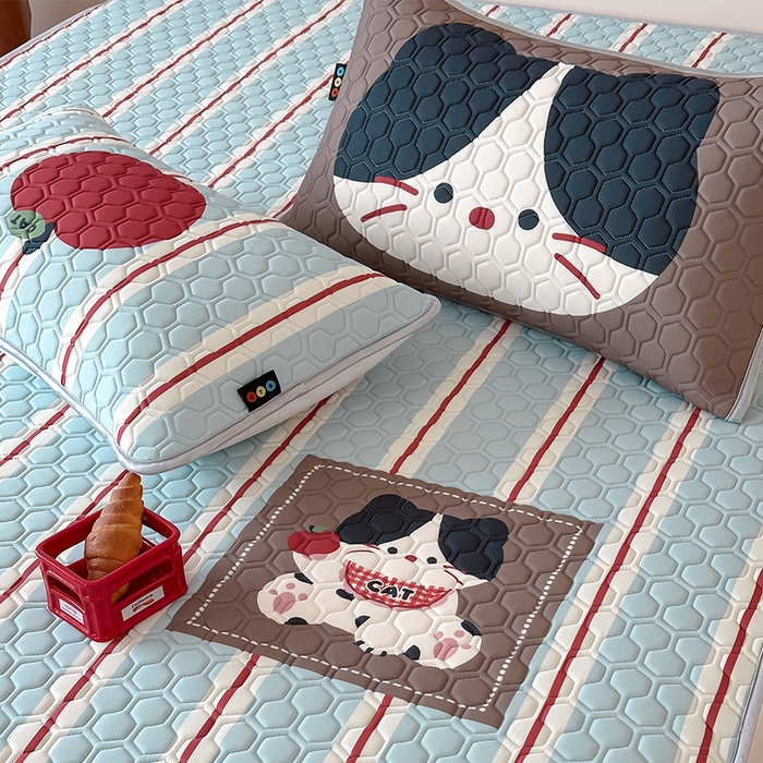 91家纺网 家纺一手货源 找家纺 RYB红黄兰 2026新款ins设计师原创款大版冰皮凉感水洗乳胶加厚6mm凉席三件套 苹果小黑猫