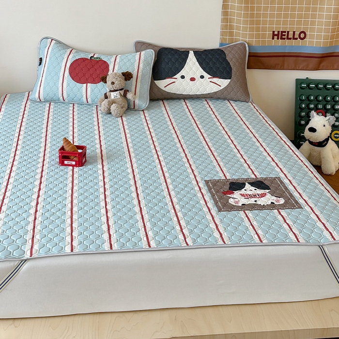 91家纺网 家纺一手货源 找家纺 RYB红黄兰 2026新款ins设计师原创款大版冰皮凉感水洗乳胶加厚6mm凉席三件套 苹果小黑猫