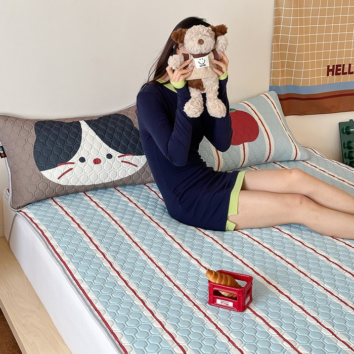 91家纺网 家纺一手货源 找家纺 RYB红黄兰 2026新款ins设计师原创款大版冰皮凉感水洗乳胶加厚6mm凉席三件套 苹果小黑猫