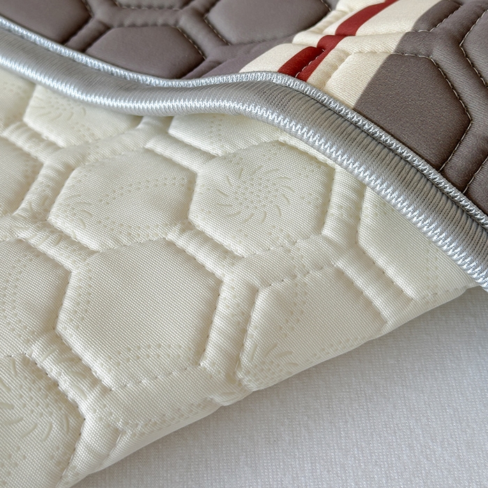 91家纺网 家纺一手货源 找家纺 RYB红黄兰 2026新款ins设计师原创款大版冰皮凉感水洗乳胶加厚6mm凉席三件套 咖啡西高地