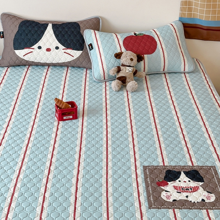 91家纺网 家纺一手货源 找家纺 RYB红黄兰 2026新款ins设计师原创款大版冰皮凉感水洗乳胶加厚6mm凉席三件套 苹果小黑猫