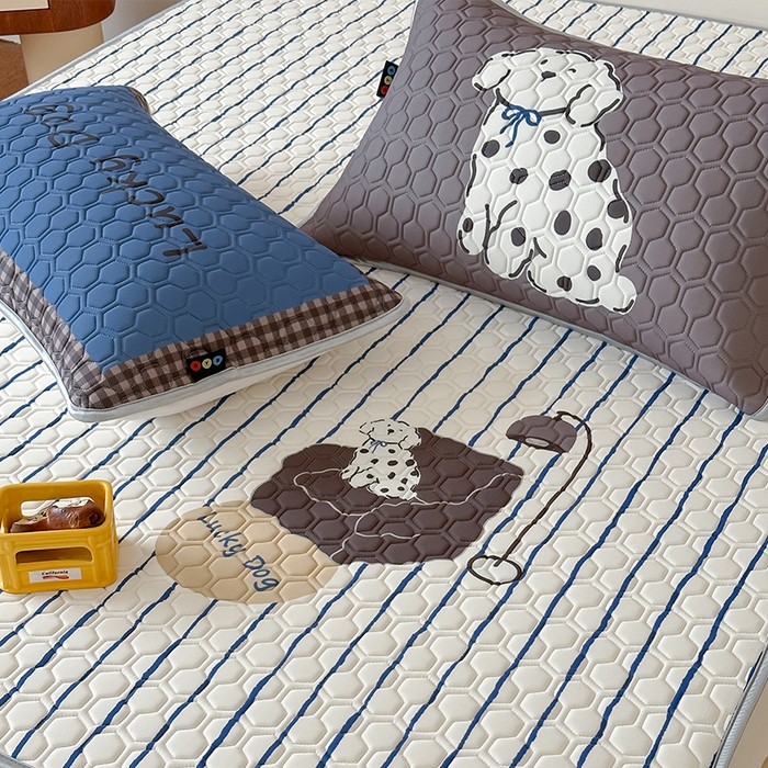 91家纺网 家纺一手货源 找家纺 RYB红黄兰 2026新款ins设计师原创款大版冰皮凉感水洗乳胶加厚6mm凉席三件套 沙发小狗