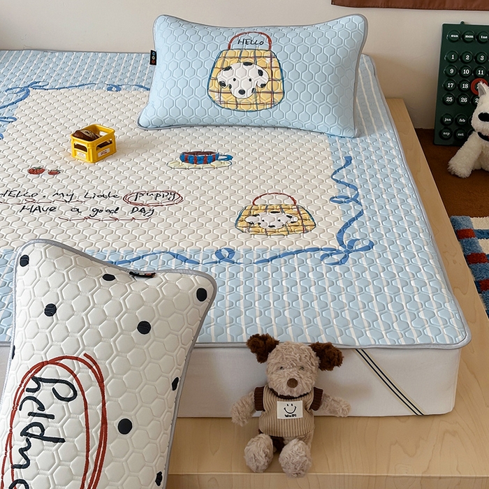 91家纺网 家纺一手货源 找家纺 RYB红黄兰 2026新款ins设计师原创款大版冰皮凉感水洗乳胶加厚6mm凉席三件套 狗狗日记