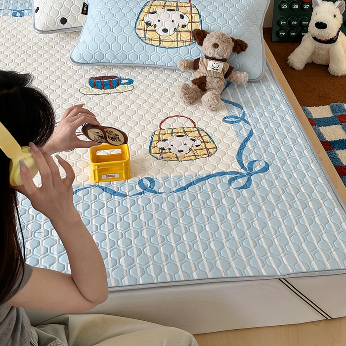 91家纺网 家纺一手货源 找家纺 RYB红黄兰 2026新款ins设计师原创款大版冰皮凉感水洗乳胶加厚6mm凉席三件套 狗狗日记