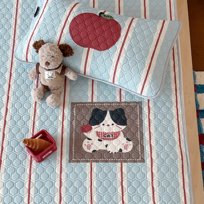 91家纺网 家纺一手货源 找家纺 RYB红黄兰 2026新款ins设计师原创款大版冰皮凉感水洗乳胶加厚6mm凉席三件套 苹果小黑猫