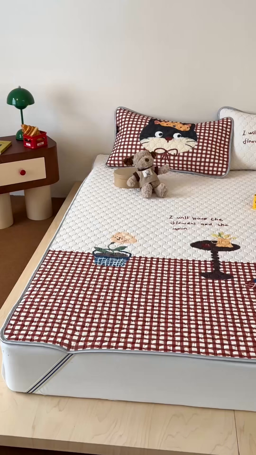 91家纺网 家纺一手货源 找家纺 RYB红黄兰 2026新款ins设计师原创款大版冰皮凉感水洗乳胶加厚6mm凉席三件套 红格猫咪