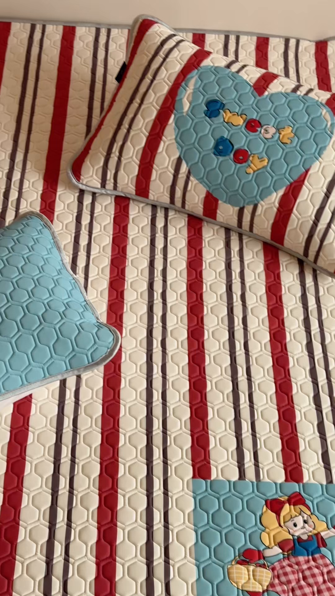 91家纺网 家纺一手货源 找家纺 RYB红黄兰 2026新款ins设计师原创款大版冰皮凉感水洗乳胶加厚6mm凉席三件套 萝莉心心