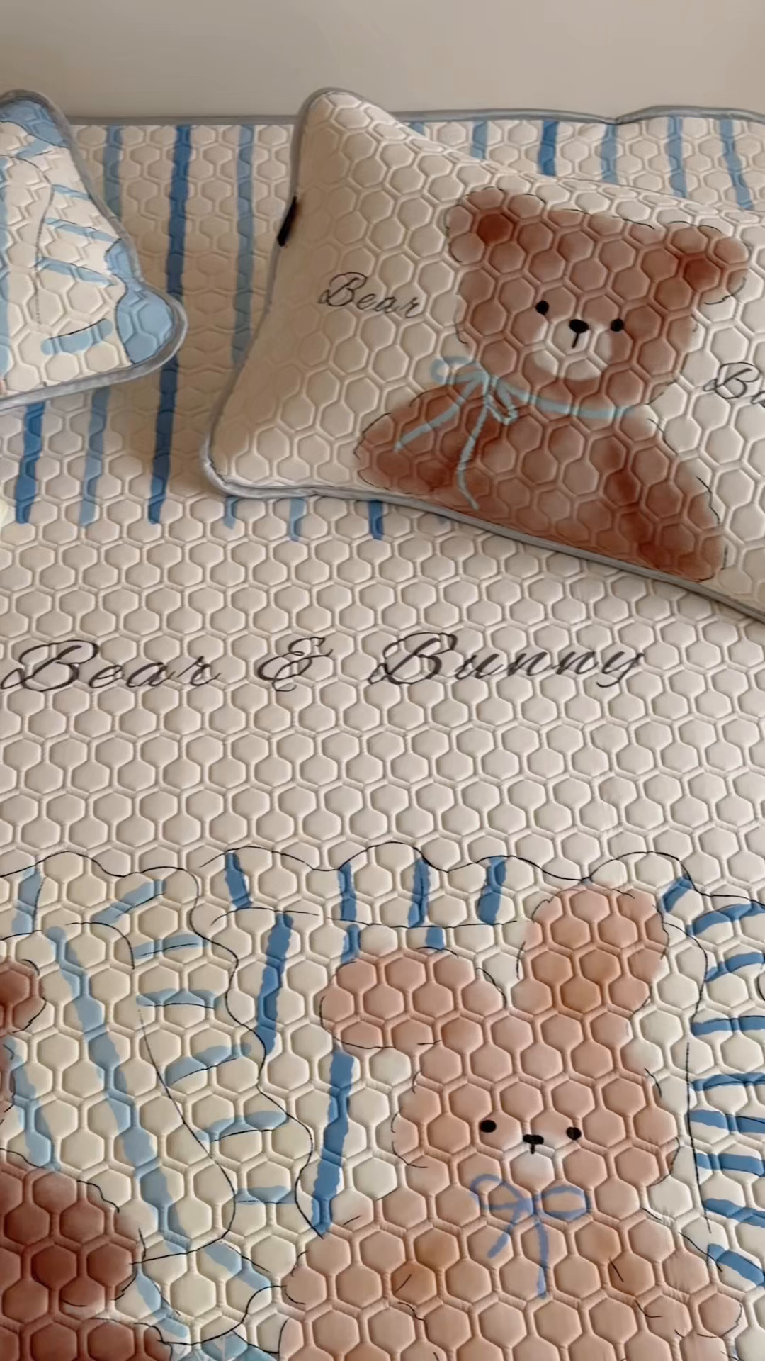 91家纺网 家纺一手货源 找家纺 RYB红黄兰 2026新款ins设计师原创款大版冰皮凉感水洗乳胶加厚6mm凉席三件套 小熊和邦尼