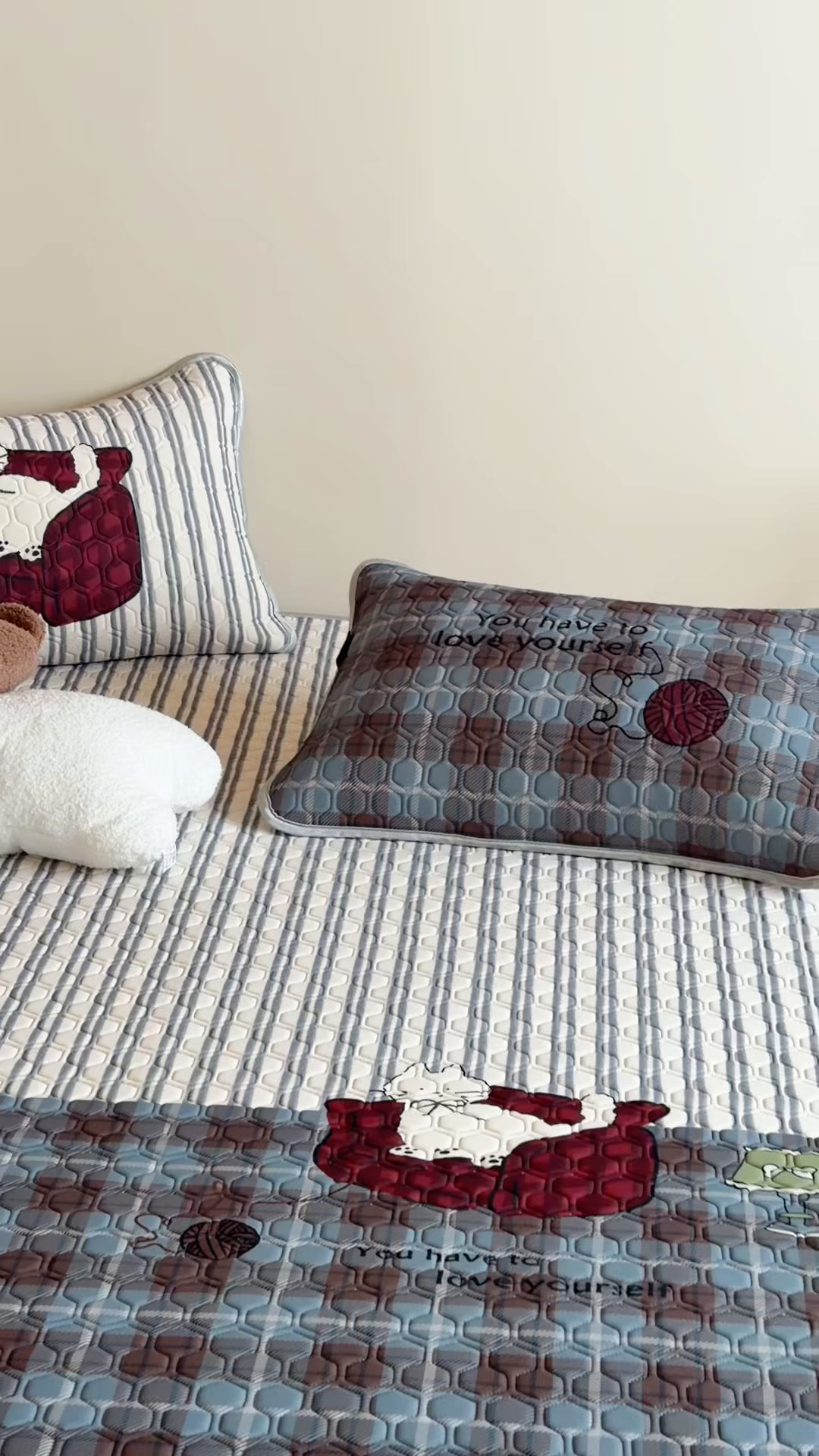 91家纺网 家纺一手货源 找家纺 RYB红黄兰 2026新款ins设计师原创款大版冰皮凉感水洗乳胶加厚6mm凉席三件套 小白的毛线