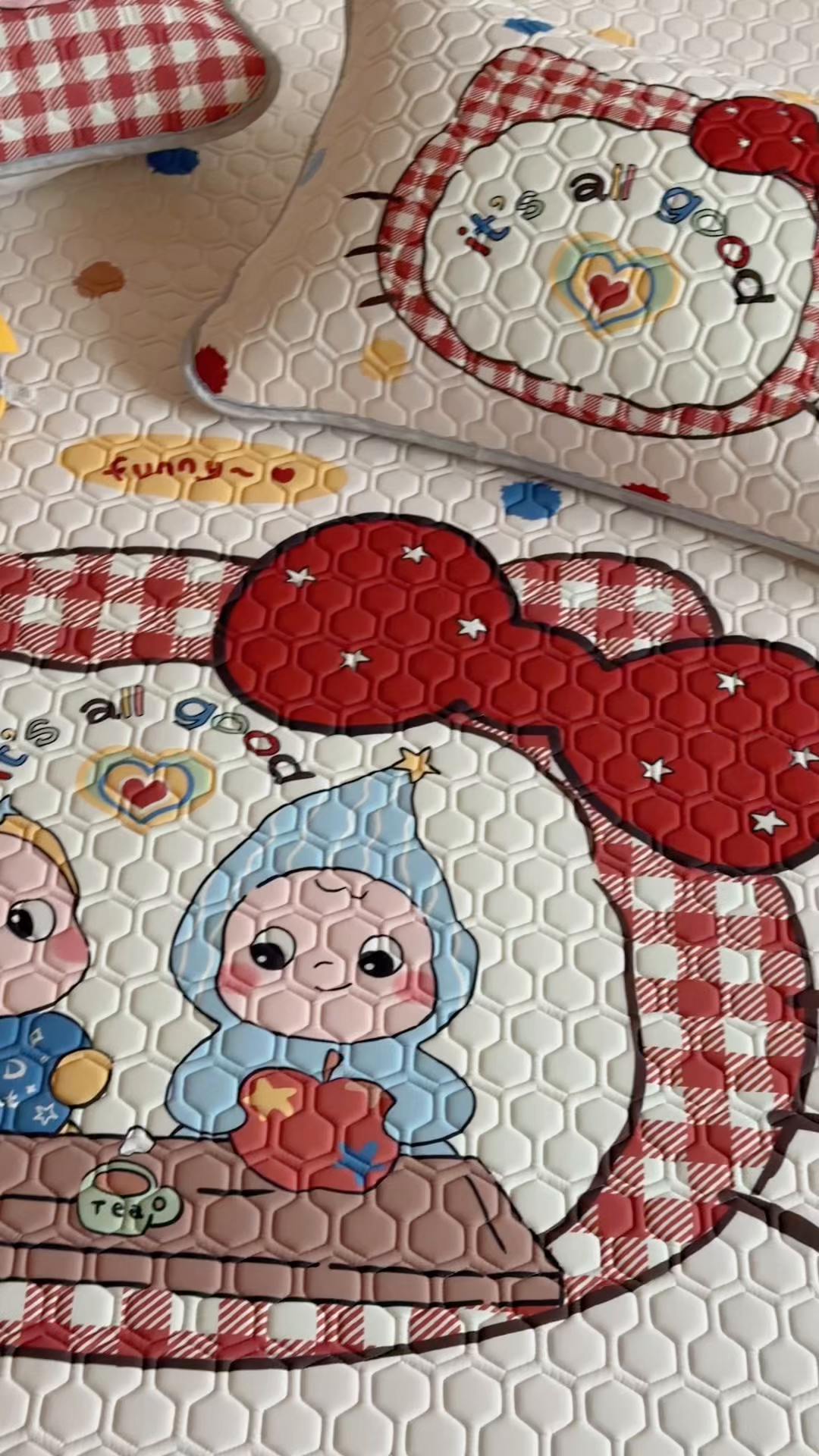 91家纺网 家纺一手货源 找家纺 RYB红黄兰 2026新款ins设计师原创款大版冰皮凉感水洗乳胶加厚6mm凉席三件套 彩色喵星人