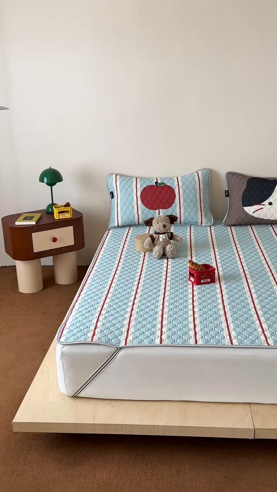 91家纺网 家纺一手货源 找家纺 RYB红黄兰 2026新款ins设计师原创款大版冰皮凉感水洗乳胶加厚6mm凉席三件套 苹果小黑猫