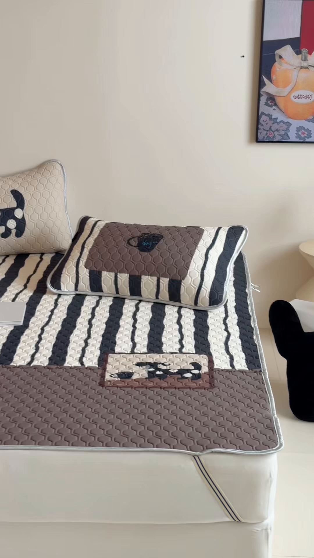 91家纺网 家纺一手货源 找家纺 RYB红黄兰 2026新款ins设计师原创款大版冰皮凉感水洗乳胶加厚6mm凉席三件套 小黑的咖啡