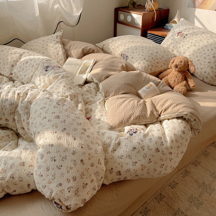 91家纺网 家纺一手货源 找家纺 贝扬思家纺 2026新款高品质A类泡芙纱普通款四件套-110g-(软软糯糯小红书推荐~) 花间娃娃絮