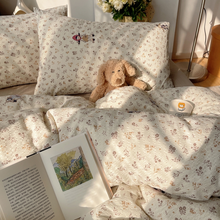 91家纺网 家纺一手货源 找家纺 贝扬思家纺 2026新款高品质A类泡芙纱普通款四件套-110g-(软软糯糯小红书推荐~) 花间娃娃絮