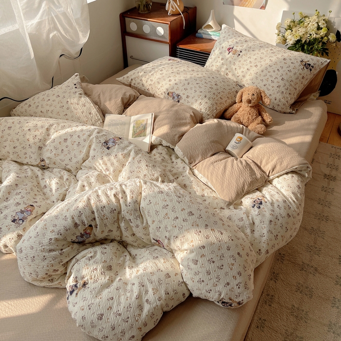 91家纺网 家纺一手货源 找家纺 贝扬思家纺 2026新款高品质A类泡芙纱普通款四件套-110g-(软软糯糯小红书推荐~) 花间娃娃絮