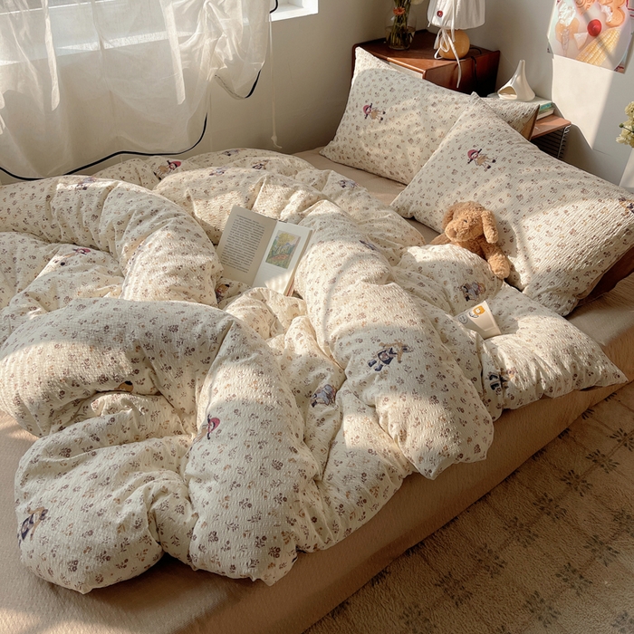 91家纺网 家纺一手货源 找家纺 贝扬思家纺 2026新款高品质A类泡芙纱普通款四件套-110g-(软软糯糯小红书推荐~) 花间娃娃絮