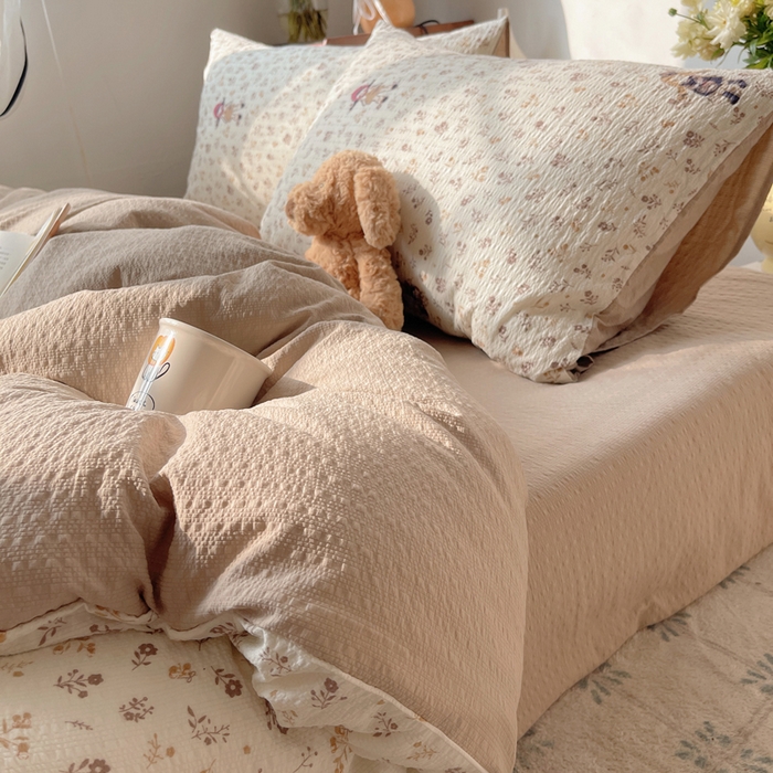 91家纺网 家纺一手货源 找家纺 贝扬思家纺 2026新款高品质A类泡芙纱普通款四件套-110g-(软软糯糯小红书推荐~) 花间娃娃絮