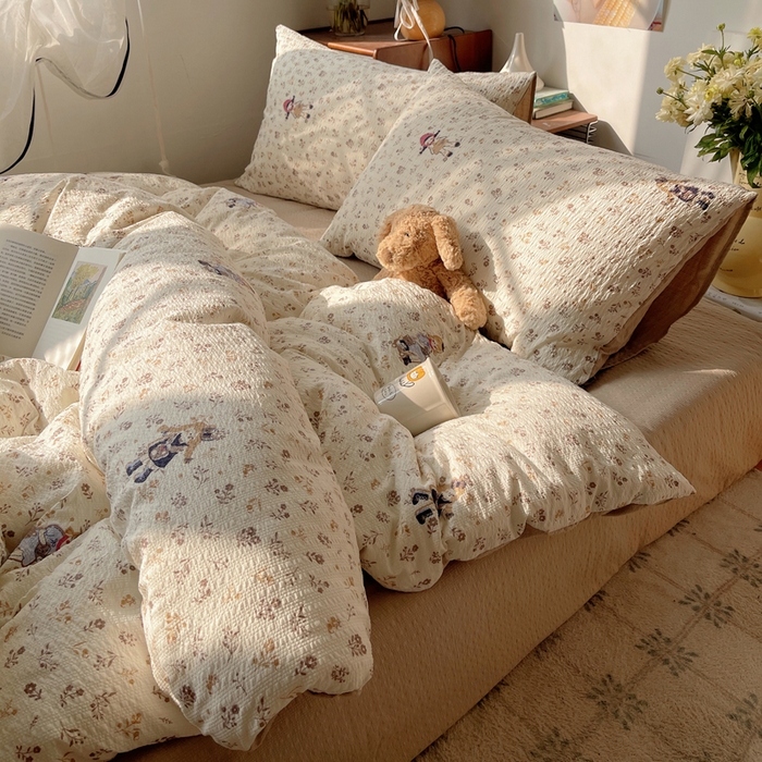 91家纺网 家纺一手货源 找家纺 贝扬思家纺 2026新款高品质A类泡芙纱普通款四件套-110g-(软软糯糯小红书推荐~) 花间娃娃絮