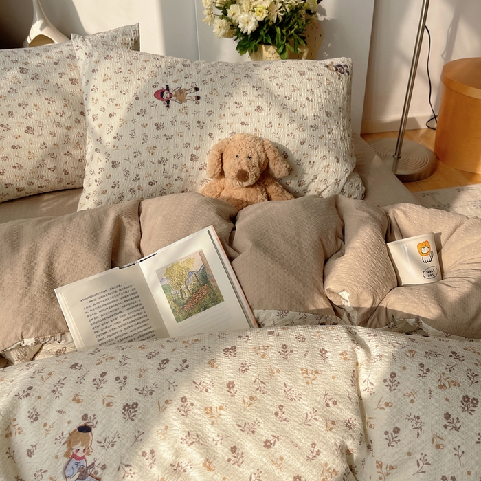 91家纺网 家纺一手货源 找家纺 贝扬思家纺 2026新款高品质A类泡芙纱普通款四件套-110g-(软软糯糯小红书推荐~) 花间娃娃絮