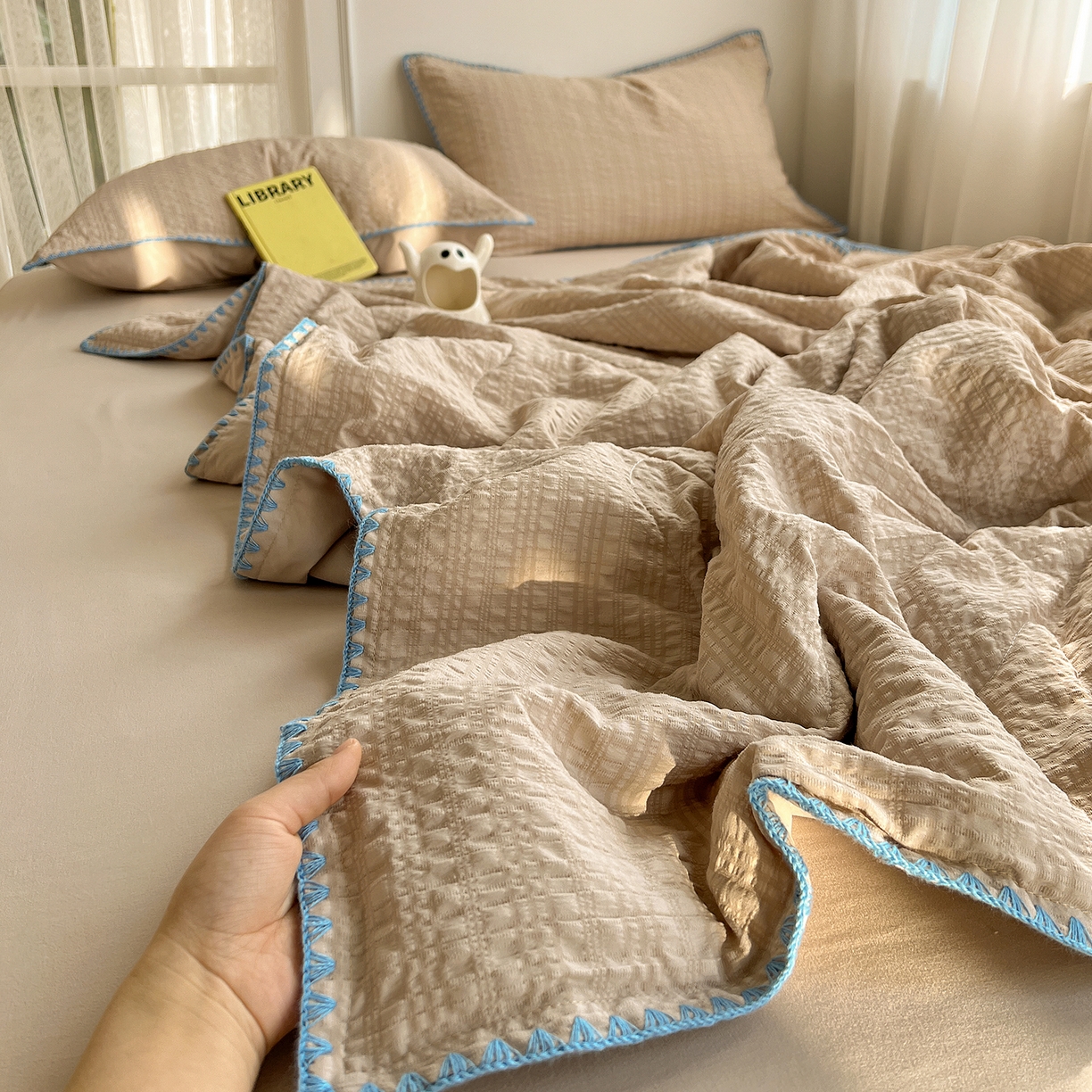 91家纺网 家纺一手货源 找家纺 优佳优品 2026新款泡泡纱三角针夏被四件套--纯色系列 燕麦咖