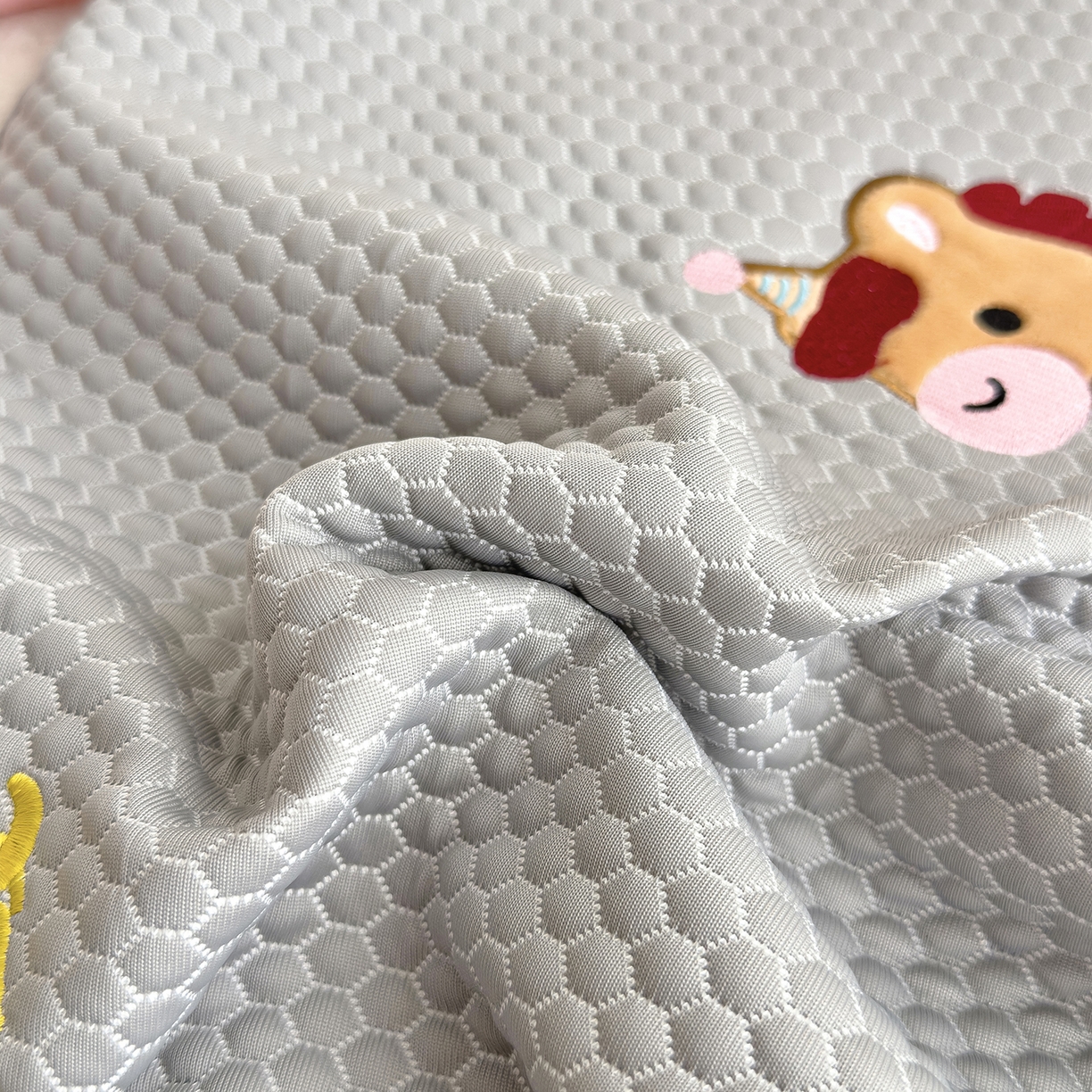 91家纺网 家纺一手货源 找家纺 诺可 2026新款凉感猫肚枕记忆枕枕头枕芯-马上有钱 马上有钱-灰色