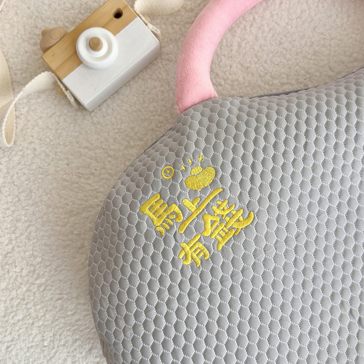 91家纺网 家纺一手货源 找家纺 诺可 2026新款凉感猫肚枕记忆枕枕头枕芯-马上有钱 马上有钱-灰色